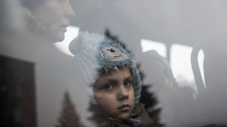 Busse sollen Zivilisten aus der Gefahrenzone bringen. Doch das ist nicht immer leicht, weil Kämpfer und Separatisten das Gebiet unter Dauerfeuer genommen haben.