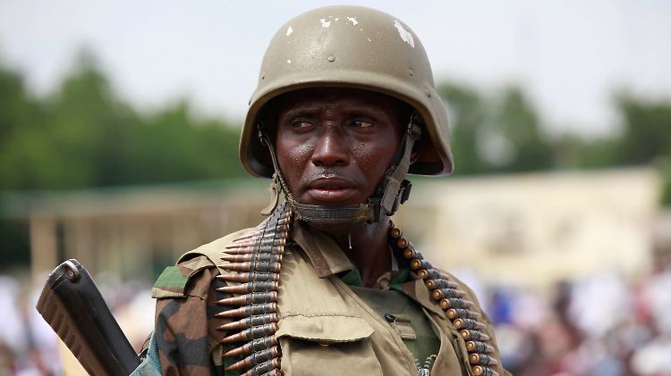 Dieses Archivfoto zeigt einen nigerianischen Soldaten in der Nähe des umkämpften Gebietes.