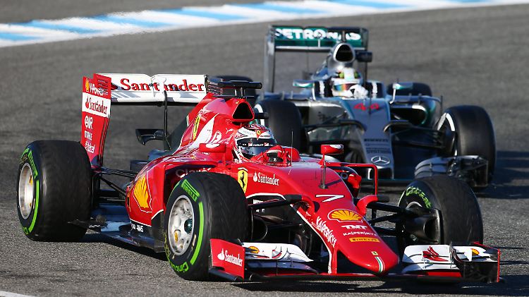 Kimi Räikkönen zieht am letzten Testtag in Jerez de la Frontera locker an Weltmeister Lewis Hamilton im Mercedes vorbei.