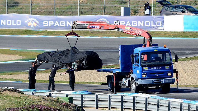 Der neue F1 W06 von Lewis Hamilton musste zwischenzeitlich vom Abschleppwagen in die Box zurückgebracht werden.