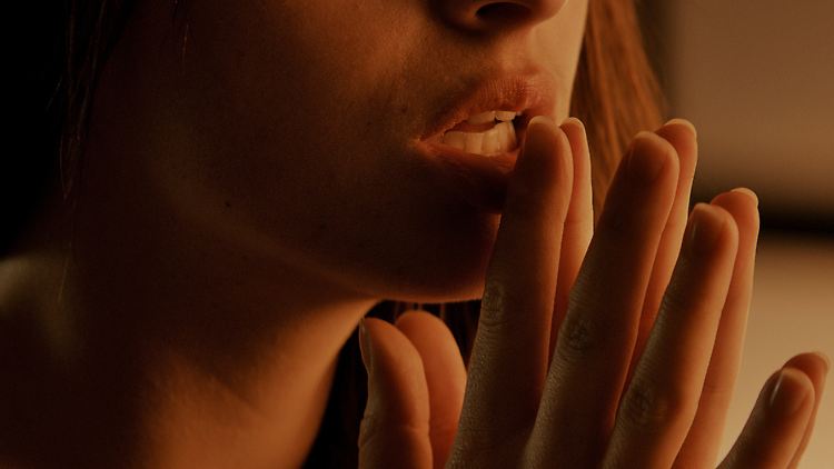 Dakota Johnson lässt sich in "Fifty Shades of Grey" von Mr. Grey verführen - zu sehen auf der Berlinale.