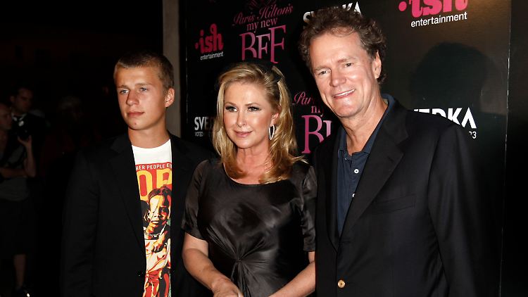 Conrad Hilton (li.) mit seinen Eltern Kathy Hilton (mi.) und Rick Hilton 2008.