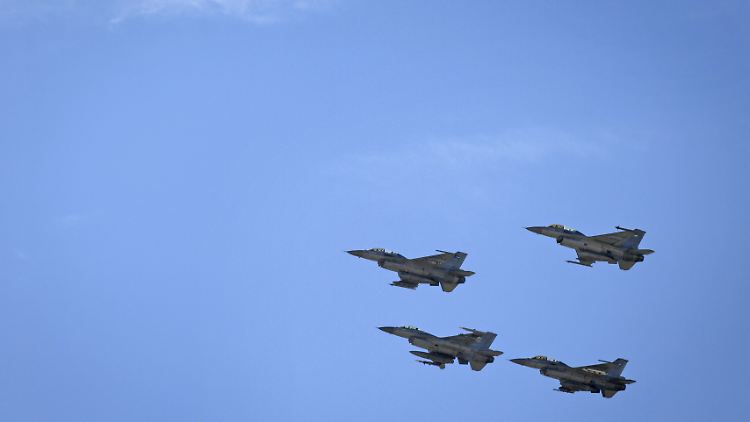 Jordanische Kampfjets überflogen das Heimatdorf des getöteten Piloten.