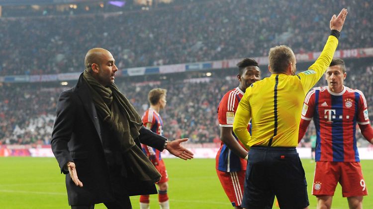 Katalanischer Vulkan: Bayern-Coach Pep Guardiola im Dialog mit den Schiedsrichtern.
