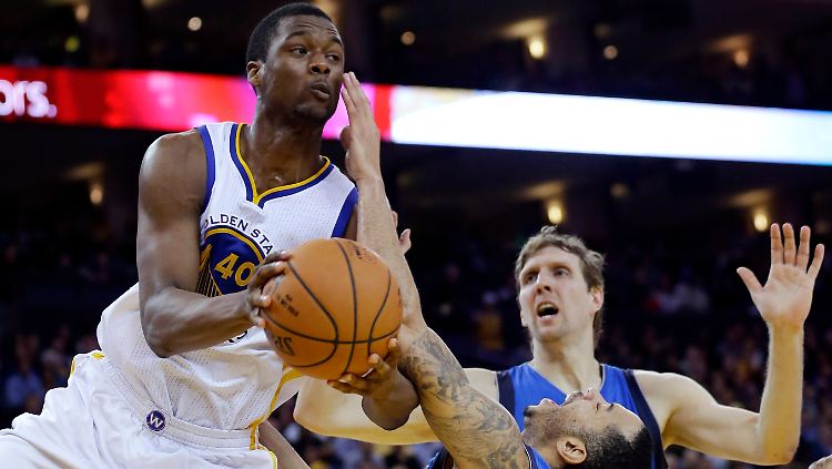 Überfordert: Dirk Nowitzki und seine Dallas-Teamkollegen gegen Golden State.