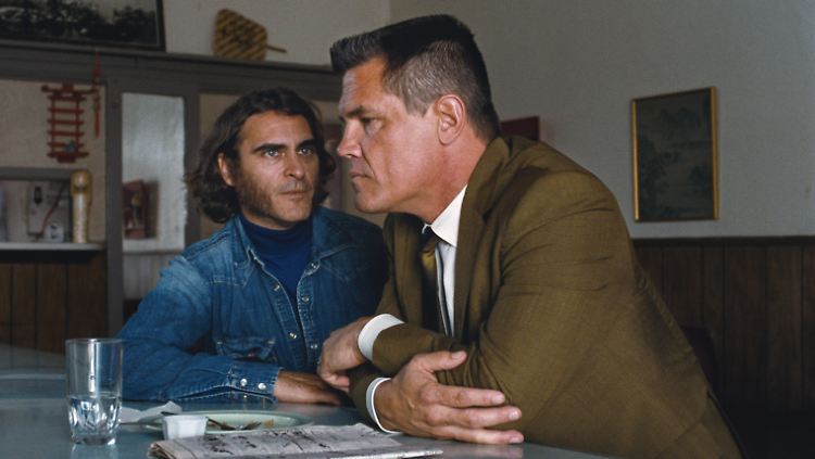 Cop Bjornsen (Josh Brolin, r.) setzt Sportello unter Druck.