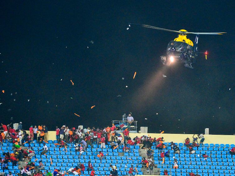 Energische Methode: Per Polizeihubschrauber versuchen Sicherheitskräfte, der Lage im Stadion Herr zu werden.