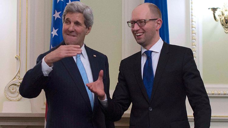 Demonstrativ gute Laune in Kiew: Kerry nach dem Gespräch mit Jazenjuk. 
