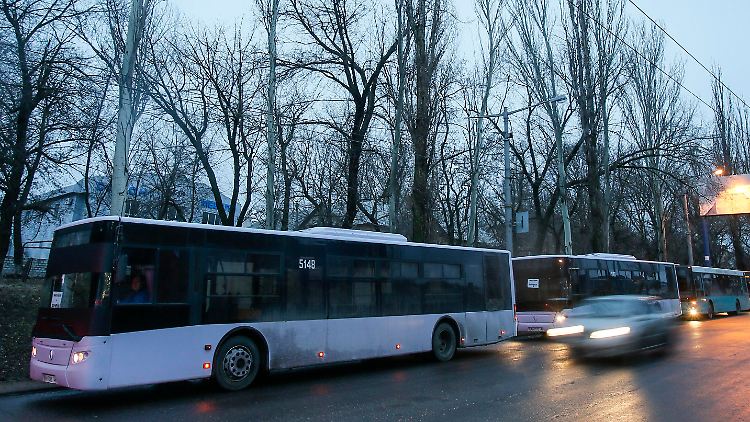 Leere Busse waren am frühen Morgen auf dem Weg nach Debalzewo, um eingeschlossene Zivilisten abzuholen.