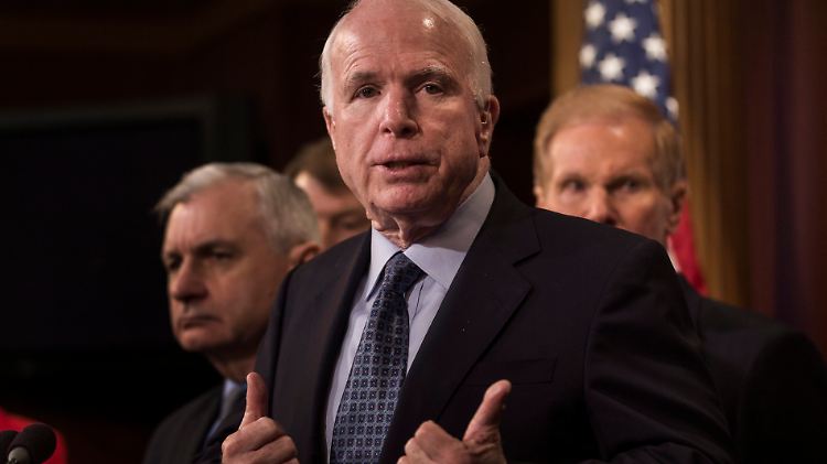 Es ist nicht das erste Mal, dass McCain sich kritisch zu Angela Merkel äußert. Schon einmal betitelte er ihre fehlenden Führungsstärke als "peinlich".