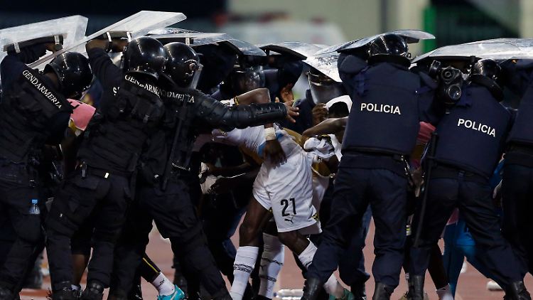 Schon in der Halbzeitpause mussten die ghanaischen Spieler unter Polizeischutz in die Kabine begleitet werden.