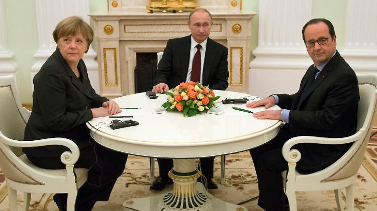 Letzter Versuch in Moskau:  Bundeskanzlerin Merkel und Frankreichs Präsident Hollande verhandeln mit Kreml-Chef Putin.