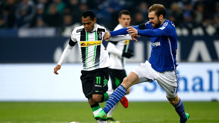 Harter Zweikampf: Schalkes Jan Kirchhoff kommt Mönchenladbachs Raffael Caetano de Araujo (l.) in Gelsenkirchen in die Quere.