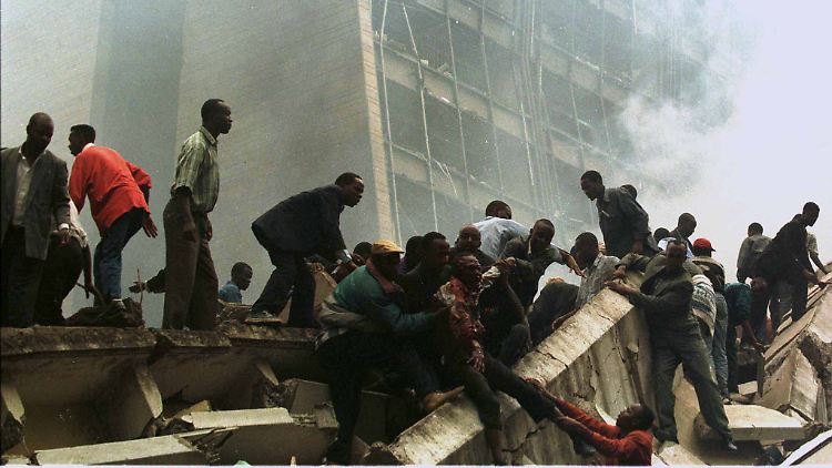 Apokalyptische Szenen nach dem Anschlag in Nairobi: Am Morgen des 7. August 1998 explodierten vor den US-Botschaften in Kenia und Tansania zwei Autobomben.