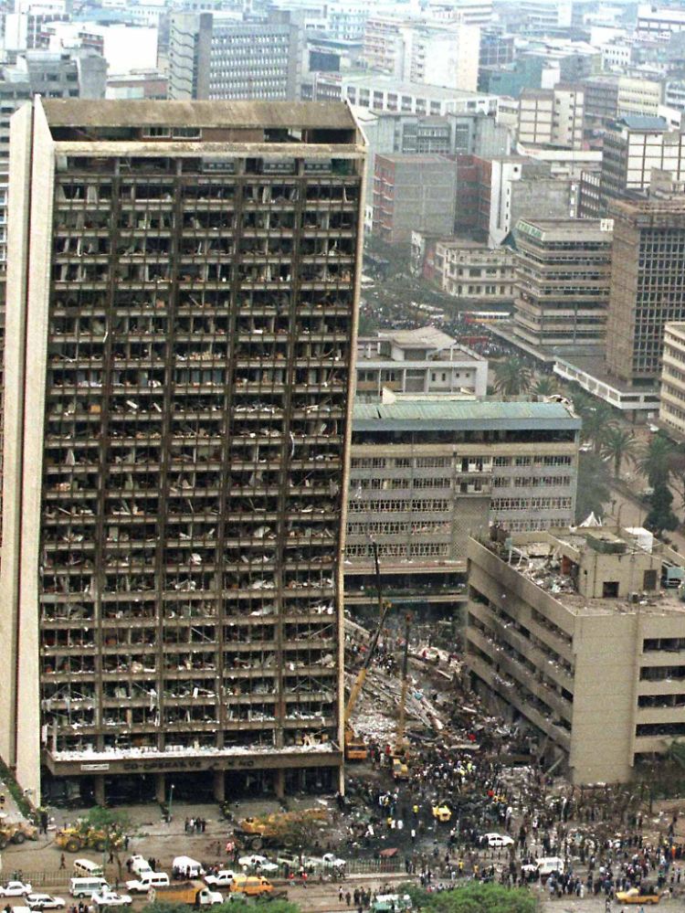 Gewaltige Sprengkraft: Die Innenstadt von Nairobi nach der Explosion. Das fünfstöckige Botschaftsgebäude befindet sich rechts im Bild.