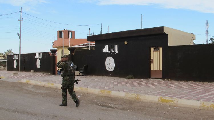 Schwarz gestrichene Fassaden mit weißen IS-Emblemen: Ein Straßenzug in der nordostirakischen Kleinstadt Saadiya nach der Rückeroberung durch schiitische Truppen.