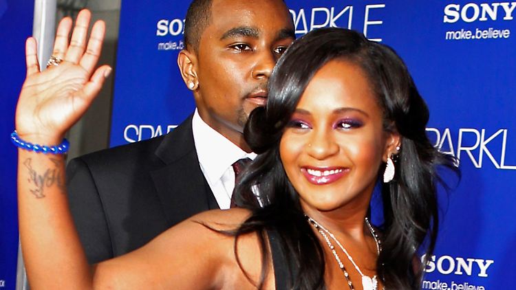 Bobbi Kristina Brown liegt weiterhin im Koma.
