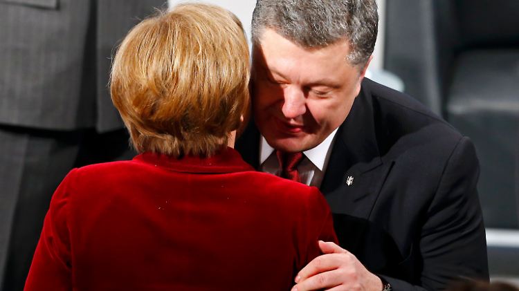 Poroschenko begrüßt Merkel auf der Münchner Sicherheitskonferenz.