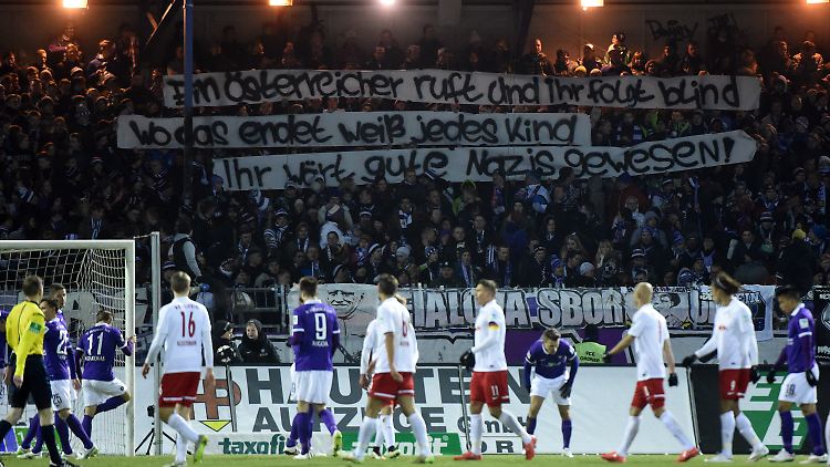 Die Schmähungen waren im Aue-Stadion nicht zu übersehen.