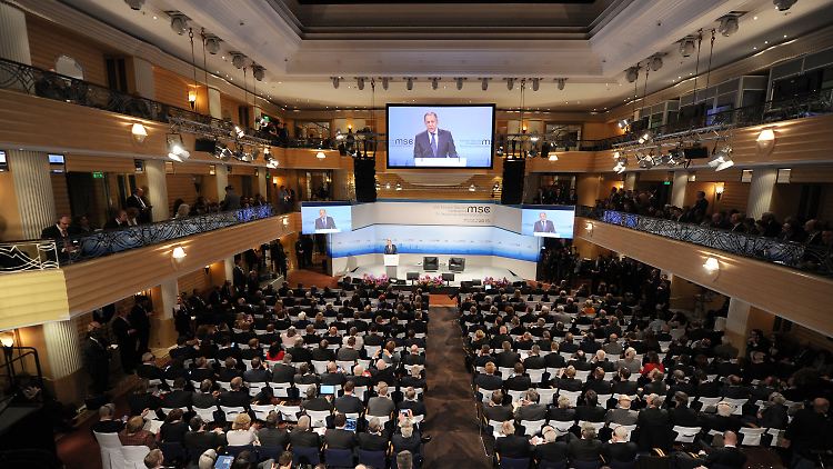 Sergej Lawrow nutzt seinen Auftritt bei der Münchner Sicherheitskonferenz für einen Rundumschlag gegen den Westen.