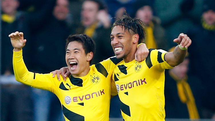 Schwarzgelber Torjubel: Shinji Kagawa und Pierre-Emerick Aubameyang feiern ein Tor gegen den SC Freiburg.