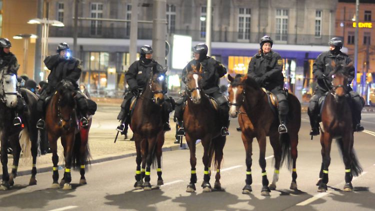 Polizisten bei einer Legida-Demo Ende Januar.