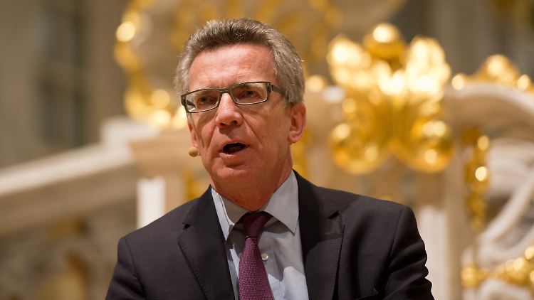Was ist richtig, was ist falsch? Die Flüchtlingsdebatte treibt die deutsche Politik um. Vor allem Bundesinnenminister Thomas de Maizière ist mit schwierigen Entscheidungen konfrontiert.