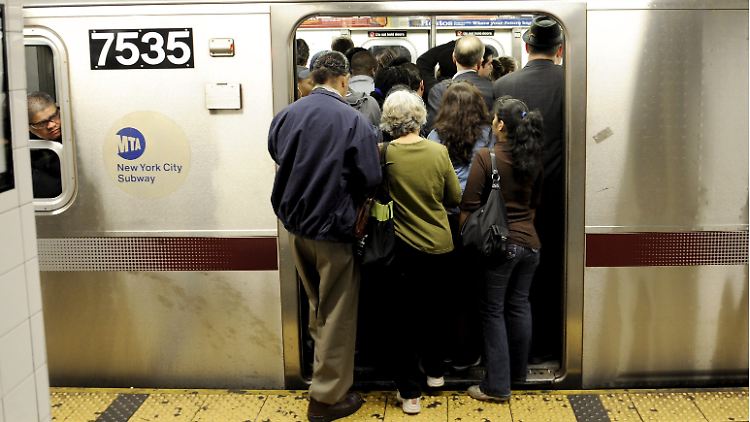 In der New Yorker U-Bahn lassen sich massenweise Bakterien nachweisen.