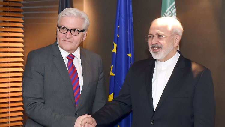 Bundesaußenminister Frank Walter Steinmeier (SPD, l) und der iranische Außenminister Mohammed Dschawad Sarif trafen zu Beginn der Konferenz zusammen.