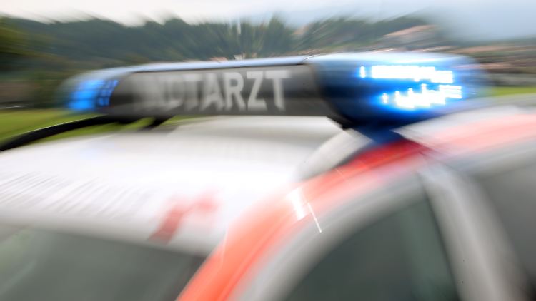 Auf der Fahrt zu einem Rettungseinsatz überholt ein Notarzt mehrere Autos. Ein Autofahrer fühlt sich gefährdet und zeigt den Arzt an.