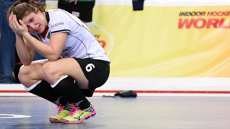 Aufgelöst in Tränen: DHB-Spieler Luisa Steindor nach dem verlorenen Finale gegen die Niederlande.