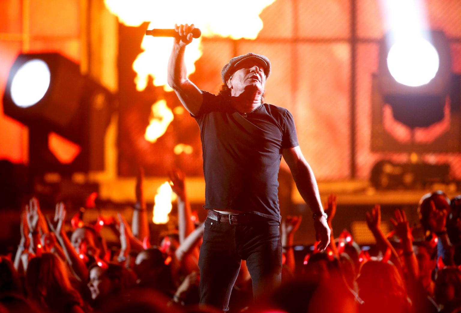 Nur weil man bei den Grammys in der ersten Reihe stehen darf und in seinem Leben also irgendwelche musikalischen Erfolge verbucht hat, heißt das nicht, dass man automatisch gerne zu AC/DC hopst. 