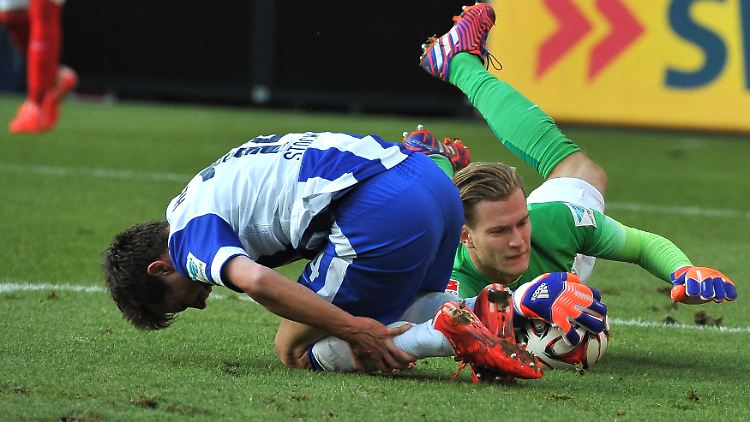 Zu spät: Der Mainzer Torhüter Loris Karius hat zwar den Ball. Aber eben auch vorher den Berliner Valentin Stocker gefoult.