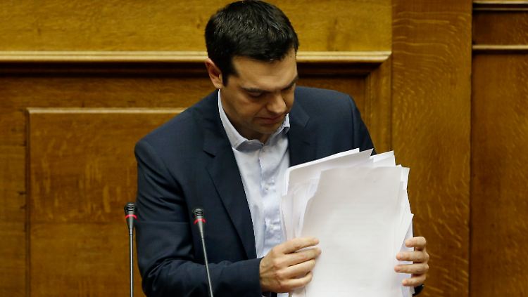 Jede Menge Papier: Die erste Regierungserklärung von Alexis Tsipras war lang und explosiv.