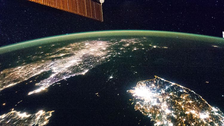 Die dunkle Fläche ist Nordkorea - das Foto wurde von der Nasa veröffentlicht.