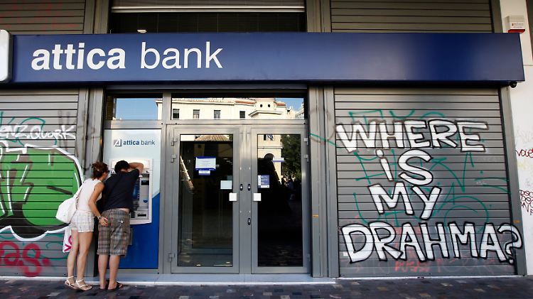 Viele Griechen holen derzeit ihr Geld von der Bank.