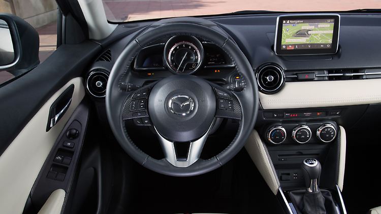 Zweifarboptik und ansonsten aufgeräumt wie bei den großen Brüdern geht es im Mazda 2 zu.