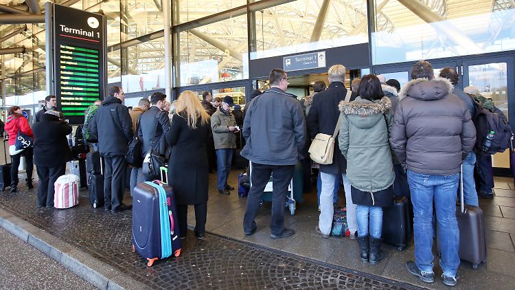 Zeitweise kamen die Reisenden nicht in das Hamburger Flughafengebäude rein.