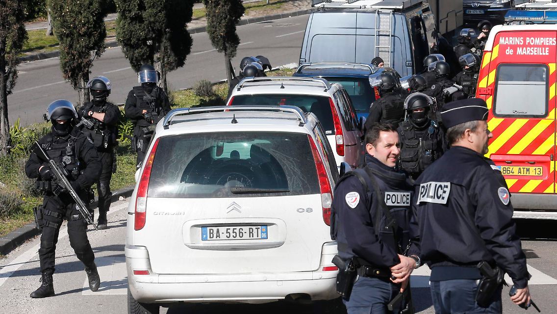 2015-02-09T123945Z_1843651163_PM1EB2911ZL01_RTRMADP_3_FRANCE-SHOTS.JPG6113278599915905700.jpg