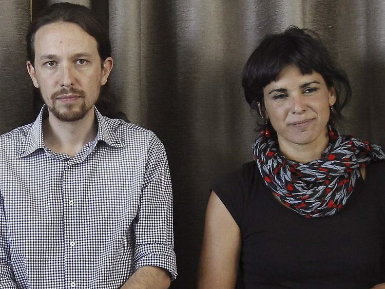 Teresa Rodríguez (r.) sitzt mit vier weiteren Podemos-Politikern im Europaparlament.