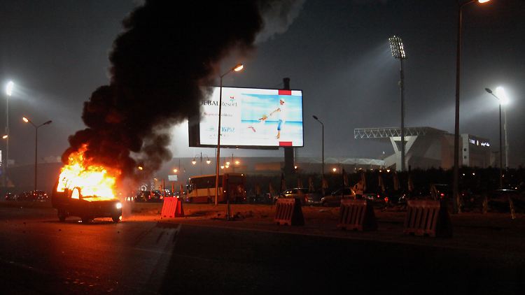 Brennendes Auto vor dem Stadion: In Kairo starben 19 Menschen.