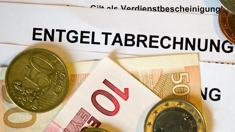 Es kam zwar nicht mehr rein, aber es blieb mehr da: Die Reallohnentwicklung ist vor allem den niedrigen Preisen zu verdanken.