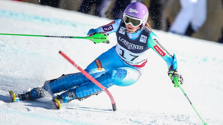 Mit Milka-Helm in den Rockies unterwegs: Tina Maze aus Slowenien lässt in der Kombination die versammelte Skiweltspitze hinter sich.