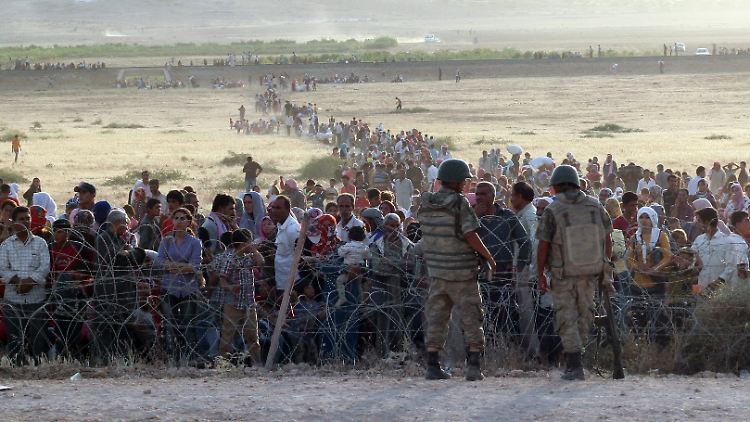 Syrische Kurden an der türkischen Grenze (Archivbild aus dem vergangenen September): "Wir haben schon etwa zwei Millionen Flüchtlinge."