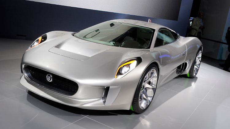 Der Jaguar CX-75 dürfte gegen den Aston Martin DB10 keine schlechte Figur machen.
