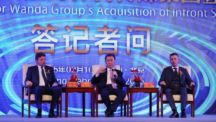 Wanda-Chef Wang Jianlin (m), Infront-Präsident Philippe Blatter (r) und Xavier Robert von Bridgepoint zurrten den Deal fest.