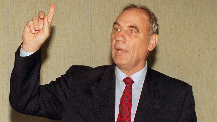 Seine Behandlungsmethoden hatten womöglich fatale Auswirkungen: Ryke Geerd Hamer. Ihm wurde 1986 die ärztliche Approbation entzogen, weil seine Methoden medizinisch unwirksam und zudem extrem risikoreich waren.