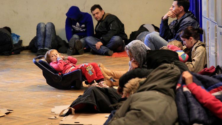 Auch in anderen Ländern ist die Zahl kosovarischer Flüchtlinge stark angestiegen. Hier warten Flüchtlinge an einem Bahnhof in Budapest.
