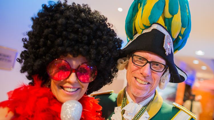 Trainer Peter Stöger feiert als treuer Husar.
