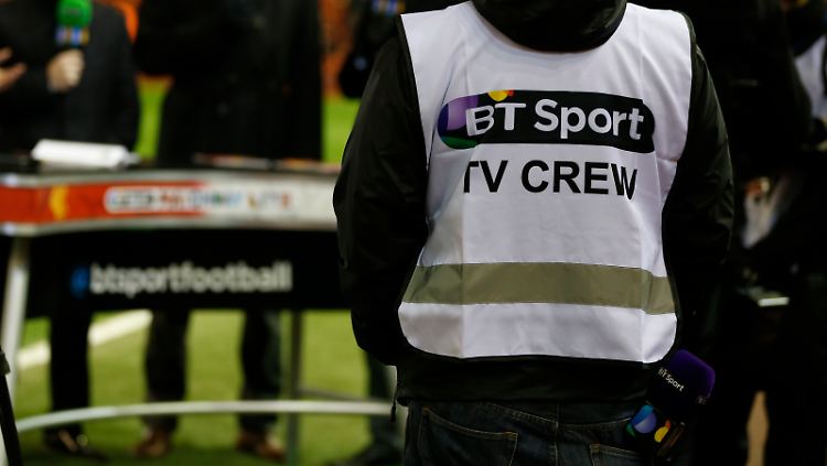 Nicht nur dieses Mikrofon sitzt locker in der Hose bei den britischen Sportsendern, sondern anscheinend auch das Geld. Umgerechnet 6,9 Milliarden Euro für drei Jahre - so viel Geld nimmt keine andere Fußballprofiliga für ihre Übertragungsrechte.